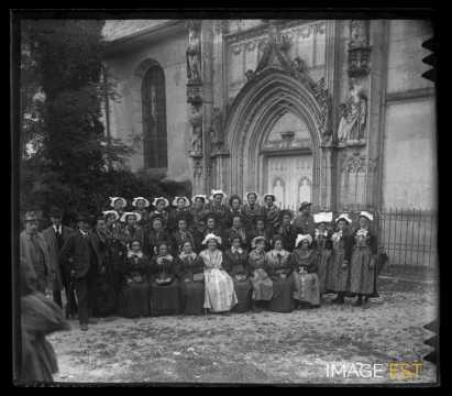 Femmes et hommes en costume traditionnel (Saint-Pierre-de-Curtille)